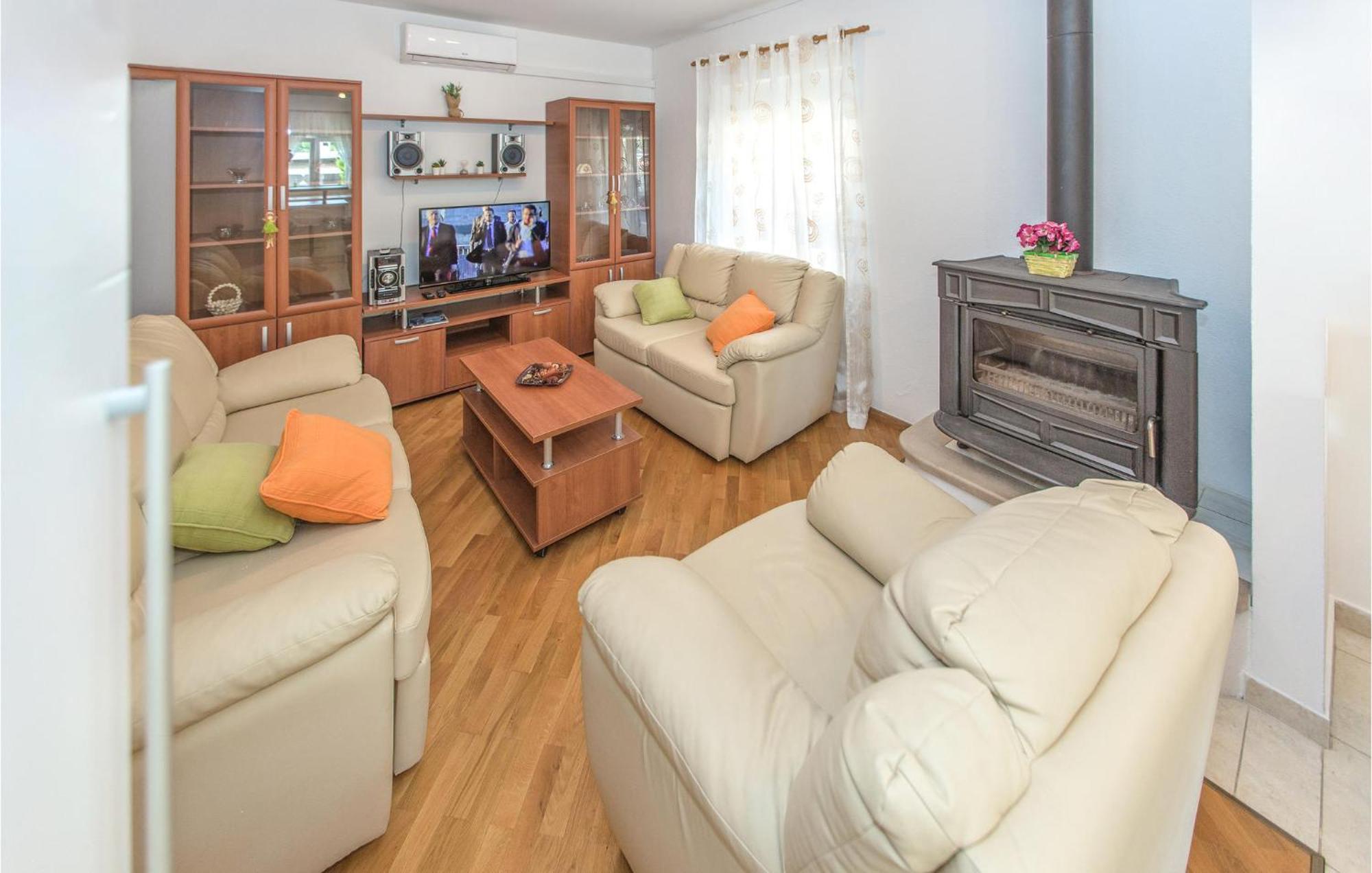 מליני 3 Bedroom Lovely Home In Plat מראה חיצוני תמונה
